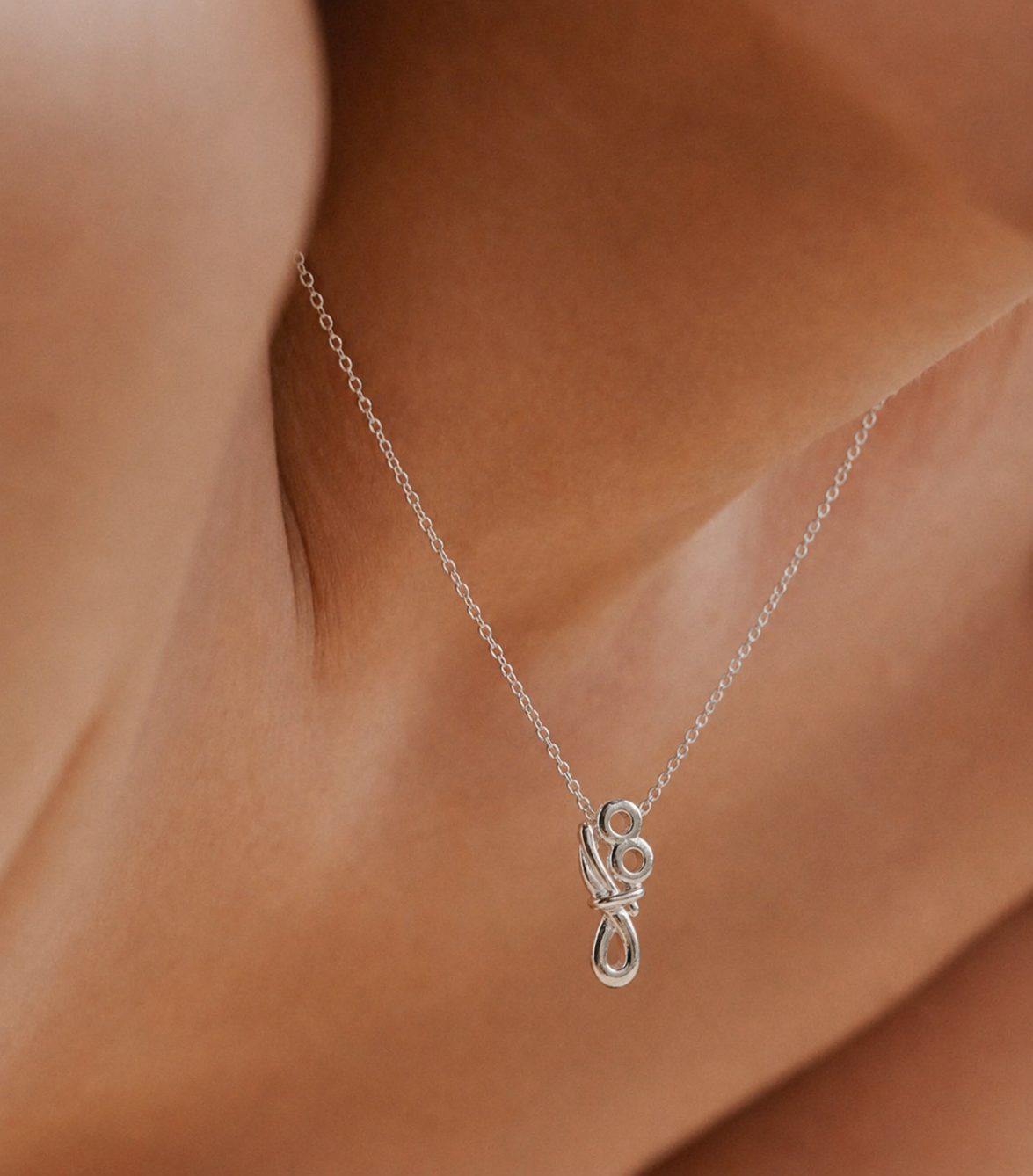 Joyería — colgantes y anillos de plata